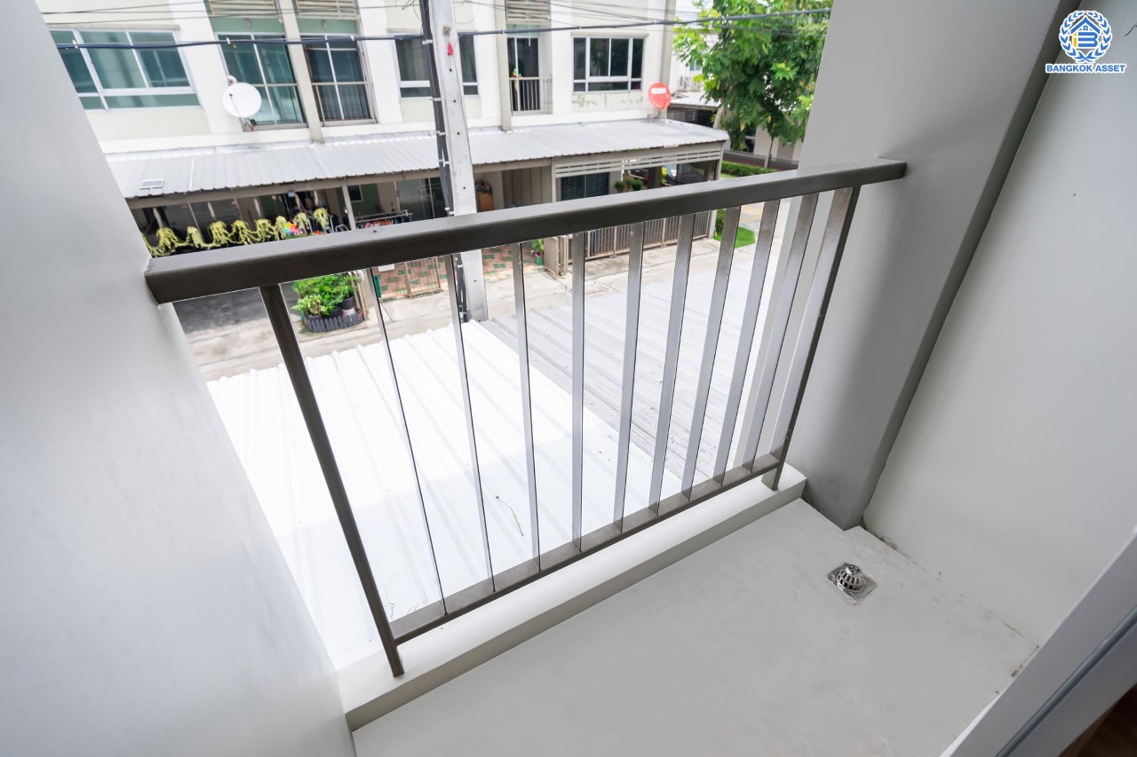 บ้านมือสอง ม.ลุมพินีทาวน์วิลล์ ราชพฤกษ์-นครอินทร์ เนื้อที่ 17.5 ตร.ว. ฟังก์ชัน 3 ห้องนอน 2 ห้องน้ำ 1 ห้องอเนกประสงค์ชั้นดาดฟ้า จอดรถได้ 2 คัน พร้อม Living Room กว้างขวาง เดินทางสะดวก เข้า-ออกได้หลายเส้นทาง ทั้ง ถ.นครอินทร์, ถ.ราชพฤกษ์ ใกล้ทางด่วน "ศรีรัช"